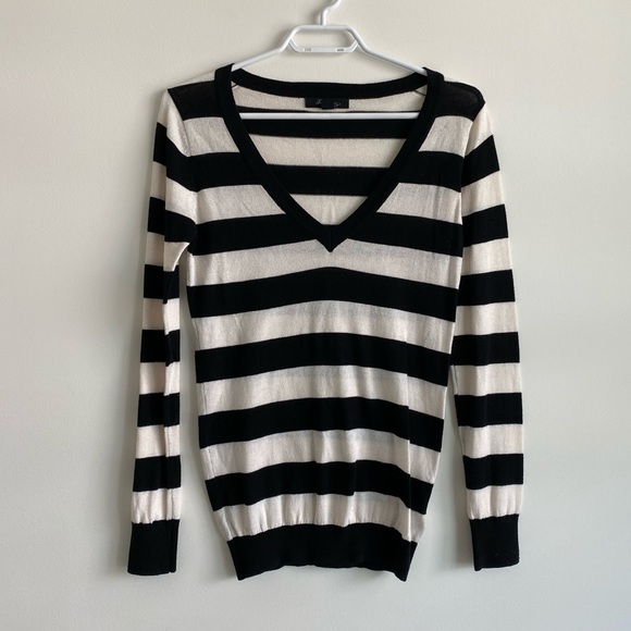FOREVER 21 Black & White Pullover - Picture 1 of 3